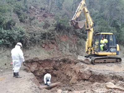 Tallat fins dimecres el camí de Pinell del Bosc pel despreniment d'una pedra