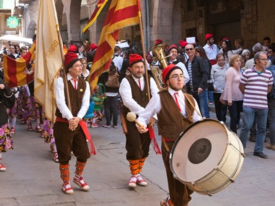 Les colles de caramellaires de Cardona tornen a sortir per celebrar la Pasqua