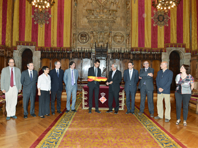 L'alcalde de Cardona lliura a l'alcalde de Barcelona la senyera que a partir d'avui onejarà al Born Centre Cultural