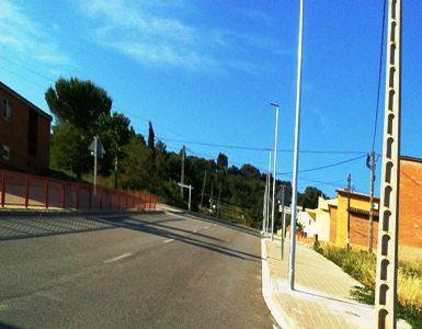 L'Ajuntament instal·la l'enllumenat públic al carrer Sant Jordi i refà part de la vorera