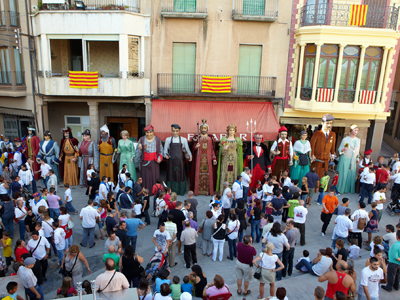 L'Ajuntament convida als veïns a engalanar els balcons amb senyeres per celebrar la Festa Major i la Diada