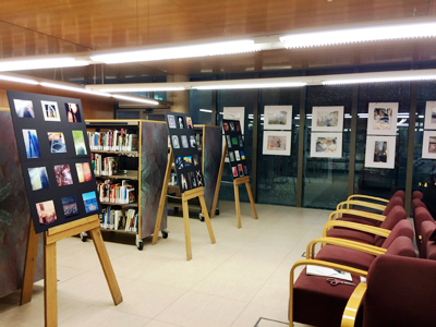 La biblioteca municipal de Cardona acull una mostra fotogràfica a cavall entre la convivència i els ral·lis fotogràfics