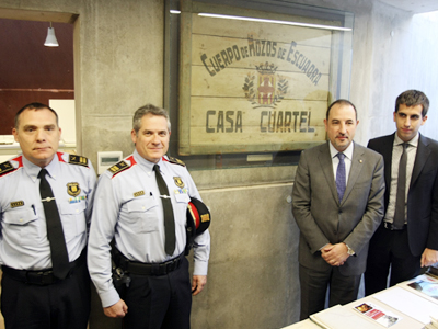 Cardona cedeix al Departament d'Interior el cartell de l'antiga caserna dels Mossos d'Esquadra de Cardona 