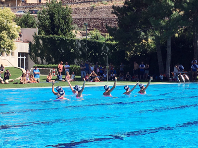 Exhibició de natació sincronitzada i waterpolo al Mercat de Salut