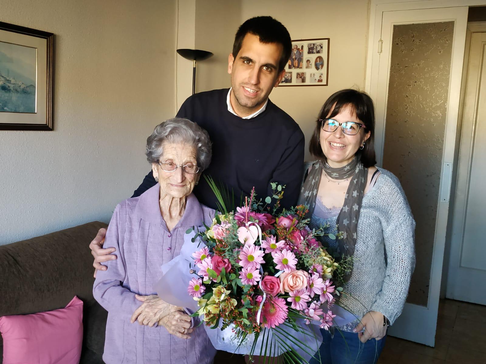 L'Ajuntament fa entrega de la medalla centenària de la Generalitat a Florentina Esquivel