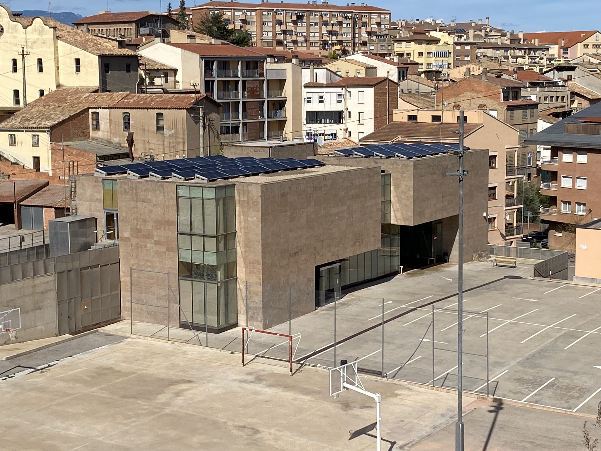 L'Ajuntament finalitza la instal·lació de plaques solars fotovoltaiques a la Biblioteca Marc de Cardona 